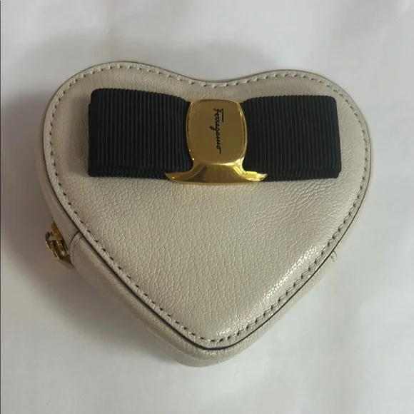 Salvatore Ferragamo Cream Leather Accessory - Picture 1 of 3